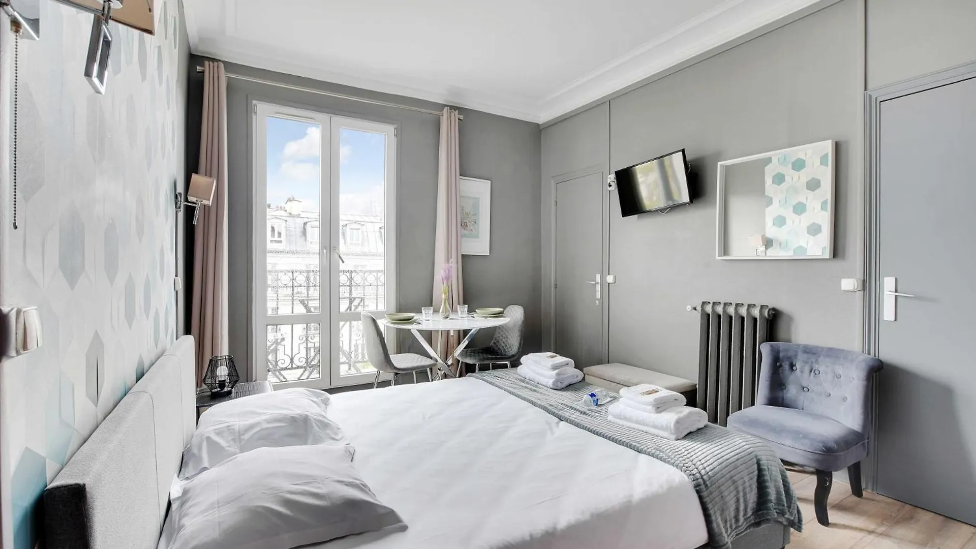 Bright With Balcony Near Gare De L'est *
